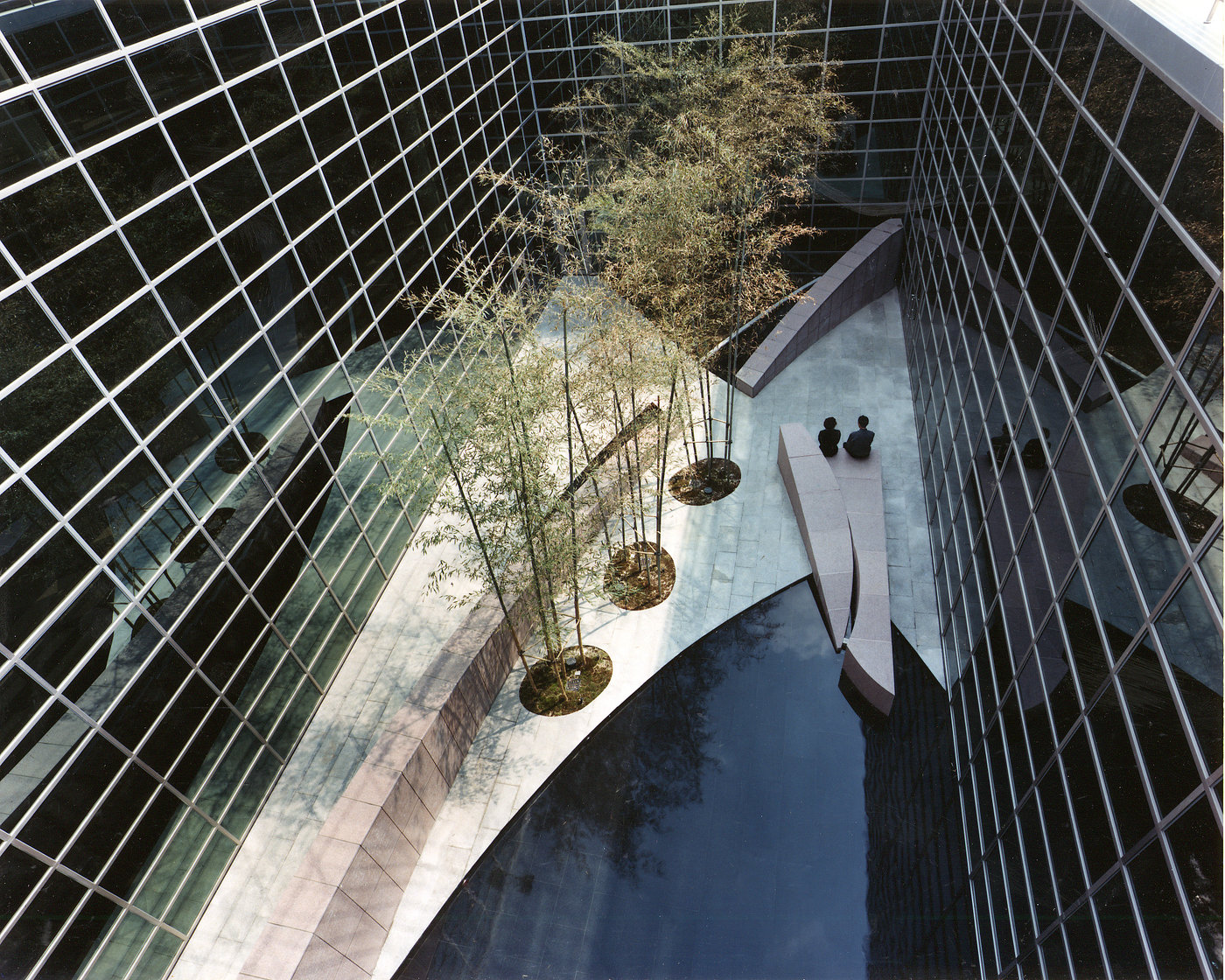 4 tskp lg group lg research  development group exterior detail building view from central courtyard seating with water 1400 0x0x1985x1588 q85