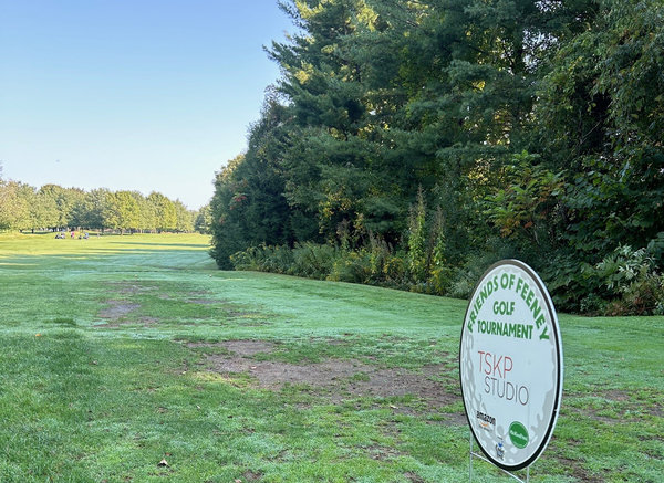 Tee sign at golf course cropped 600 xxx q85